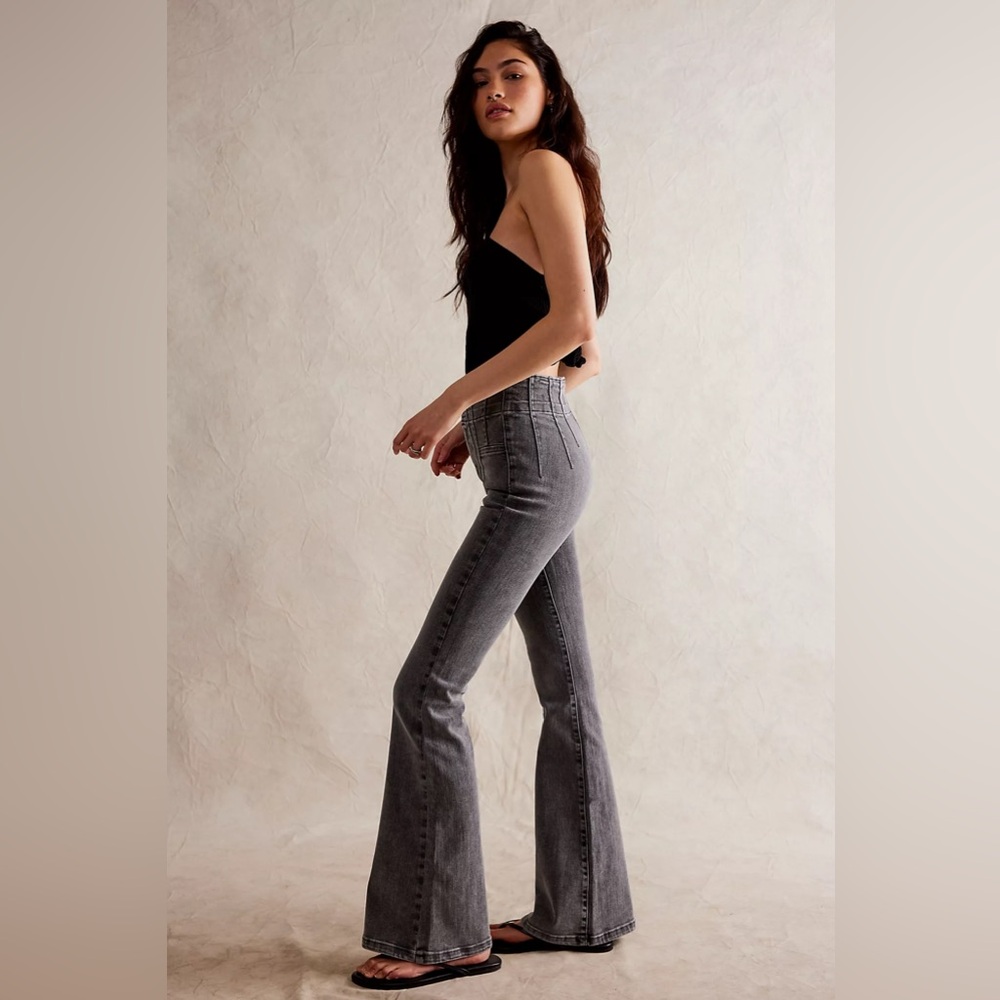 🌻🆕FREE PEOPLE We The Free Jayde Flare Jeans-Ridge Grey color-Size 27 - Picture 2 of 16
